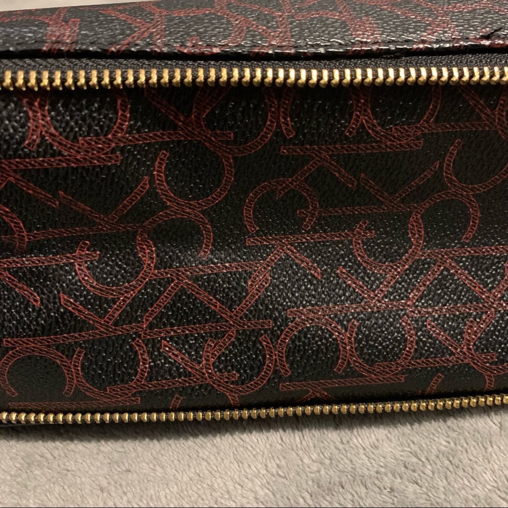 Calvin Klein Gold Chain Shoulder Bag With A Red Monogram Logo And Zipper - Picture 6 of 10